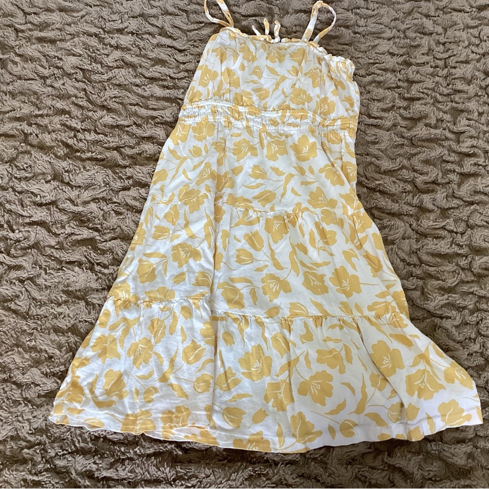 Old Navy yellow and white floral girls dress 
Size M (8)